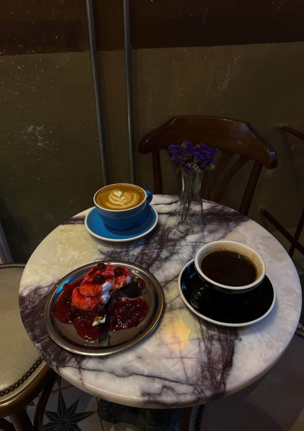 Cihangir’de yeni açılan mekanlardan en çok ilgimi çeken sıcak atmosferi ve vintage dokusuyla bur (4)