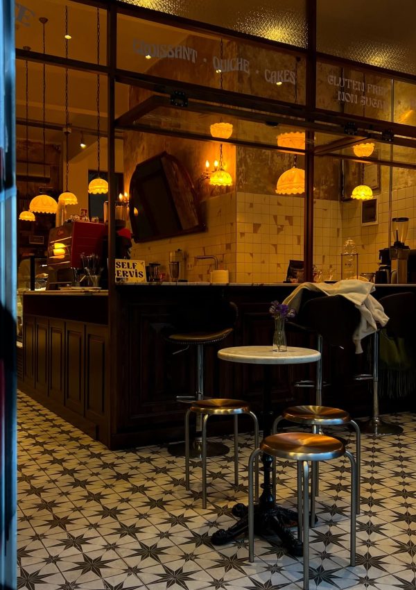 Cihangir’de yeni açılan mekanlardan en çok ilgimi çeken sıcak atmosferi ve vintage dokusuyla bur (6)