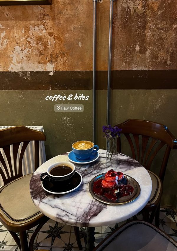 Cihangir’de yeni açılan mekanlardan en çok ilgimi çeken sıcak atmosferi ve vintage dokusuyla bur