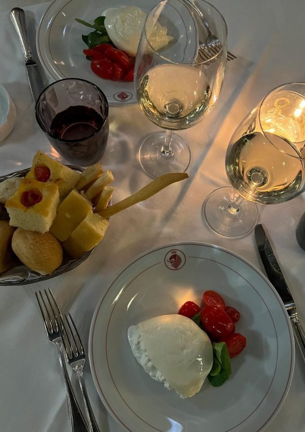 Milano’da+muhteşem+avlusuyla+dikkatimi+çeken+Il+Salumaio+di+Montenapoleone’da+bir+akşam+🥹+burayı+hep+güzel+hatırlayacağım.Ortamın+sakinliği,+şık+ama+bi+yandan+da+cosy+hali,+çalışanların+evine+gelen+misafiri+ağ (1)