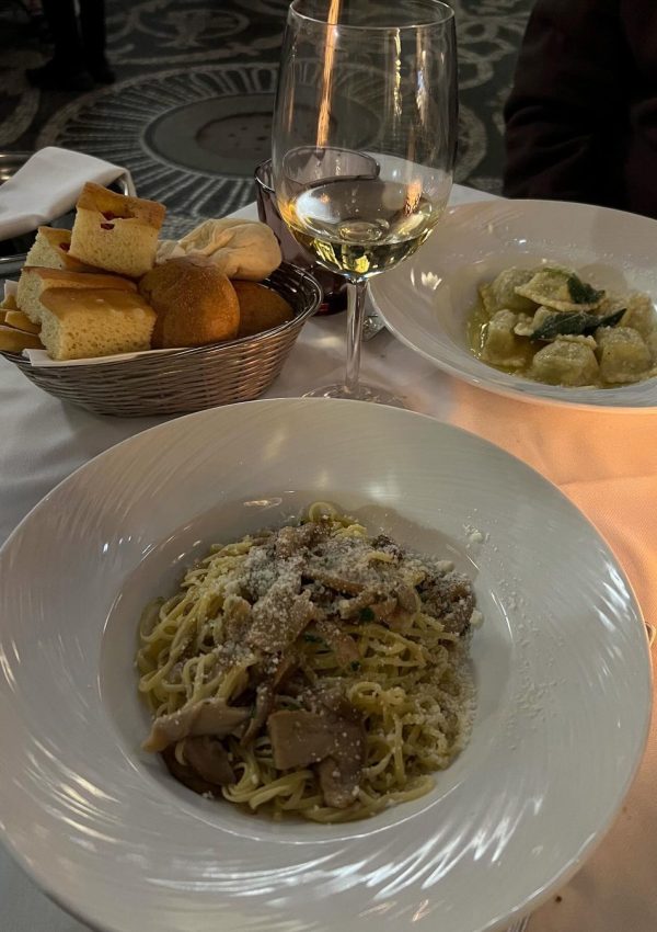 Milano’da+muhteşem+avlusuyla+dikkatimi+çeken+Il+Salumaio+di+Montenapoleone’da+bir+akşam+🥹+burayı+hep+güzel+hatırlayacağım.Ortamın+sakinliği,+şık+ama+bi+yandan+da+cosy+hali,+çalışanların+evine+gelen+misafiri+ağ (2)