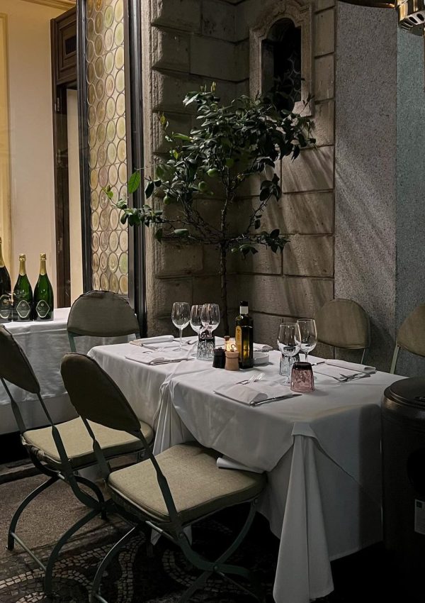 Milano’da+muhteşem+avlusuyla+dikkatimi+çeken+Il+Salumaio+di+Montenapoleone’da+bir+akşam+🥹+burayı+hep+güzel+hatırlayacağım.Ortamın+sakinliği,+şık+ama+bi+yandan+da+cosy+hali,+çalışanların+evine+gelen+misafiri+ağ (4)