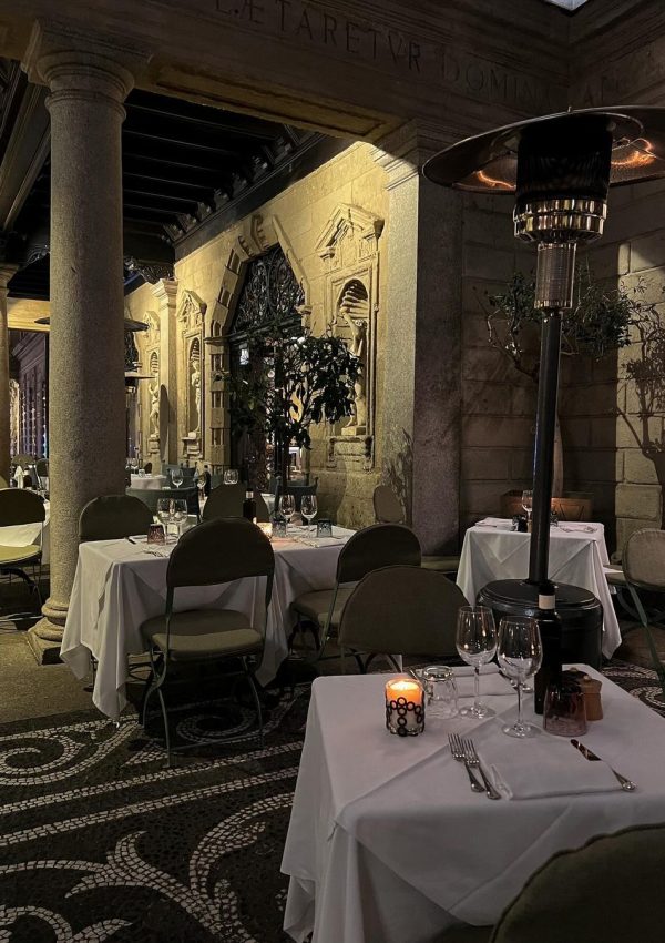 Milano’da+muhteşem+avlusuyla+dikkatimi+çeken+Il+Salumaio+di+Montenapoleone’da+bir+akşam+🥹+burayı+hep+güzel+hatırlayacağım.Ortamın+sakinliği,+şık+ama+bi+yandan+da+cosy+hali,+çalışanların+evine+gelen+misafiri+ağ (5)