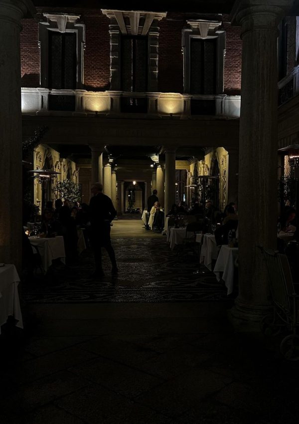 Milano’da+muhteşem+avlusuyla+dikkatimi+çeken+Il+Salumaio+di+Montenapoleone’da+bir+akşam+🥹+burayı+hep+güzel+hatırlayacağım.Ortamın+sakinliği,+şık+ama+bi+yandan+da+cosy+hali,+çalışanların+evine+gelen+misafiri+ağ (9)