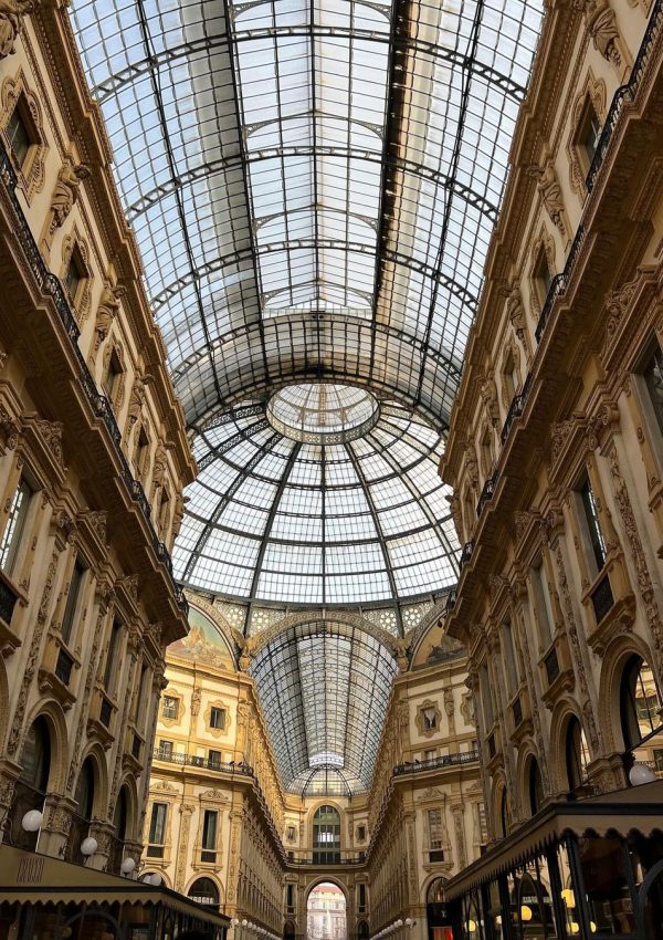 Milano’nun+ennn+merkezi,+görmeden+geçemeyeceğiniz+o+meydan,+Duomo+ve+Galleria’nın+olduğu+Duomo+meydanı+++Duomo+di+Milano-+Gotik+tarzının+en+muhteşem+örneklerinden+biri+olan+Duomo,+1386'da+inşa+edilmeye+başlanm (10)