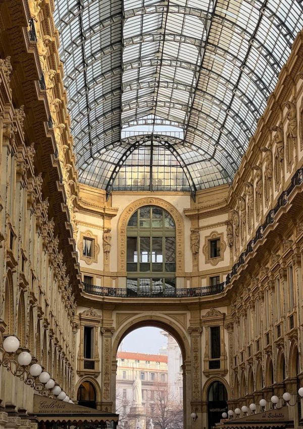 Milano’nun+ennn+merkezi,+görmeden+geçemeyeceğiniz+o+meydan,+Duomo+ve+Galleria’nın+olduğu+Duomo+meydanı+++Duomo+di+Milano-+Gotik+tarzının+en+muhteşem+örneklerinden+biri+olan+Duomo,+1386'da+inşa+edilmeye+başlanm (11)