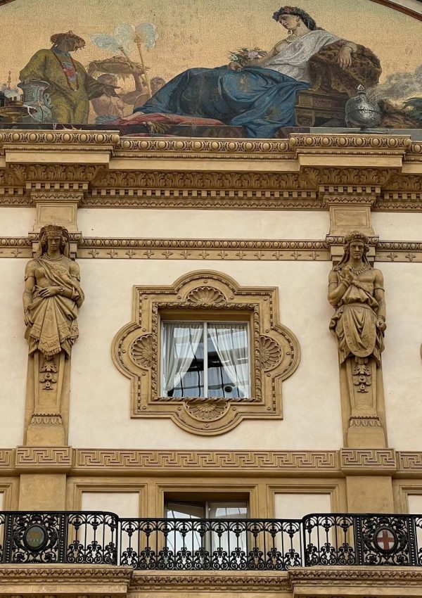 Milano’nun+ennn+merkezi,+görmeden+geçemeyeceğiniz+o+meydan,+Duomo+ve+Galleria’nın+olduğu+Duomo+meydanı+++Duomo+di+Milano-+Gotik+tarzının+en+muhteşem+örneklerinden+biri+olan+Duomo,+1386'da+inşa+edilmeye+başlanm (12)