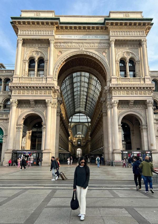 Milano’nun+ennn+merkezi,+görmeden+geçemeyeceğiniz+o+meydan,+Duomo+ve+Galleria’nın+olduğu+Duomo+meydanı+++Duomo+di+Milano-+Gotik+tarzının+en+muhteşem+örneklerinden+biri+olan+Duomo,+1386'da+inşa+edilmeye+başlanmı (7)