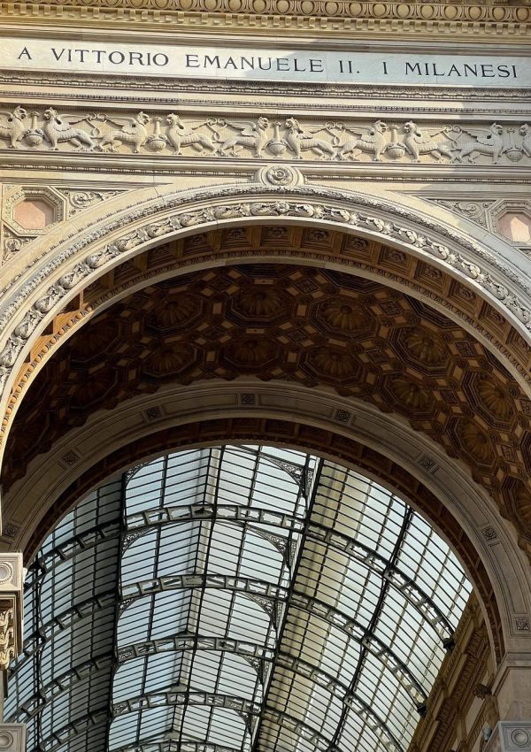 Milano’nun+ennn+merkezi,+görmeden+geçemeyeceğiniz+o+meydan,+Duomo+ve+Galleria’nın+olduğu+Duomo+meydanı+++Duomo+di+Milano-+Gotik+tarzının+en+muhteşem+örneklerinden+biri+olan+Duomo,+1386'da+inşa+edilmeye+başlanmı (8)