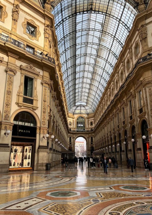 Milano’nun+ennn+merkezi,+görmeden+geçemeyeceğiniz+o+meydan,+Duomo+ve+Galleria’nın+olduğu+Duomo+meydanı+++Duomo+di+Milano-+Gotik+tarzının+en+muhteşem+örneklerinden+biri+olan+Duomo,+1386'da+inşa+edilmeye+başlanmı (9)