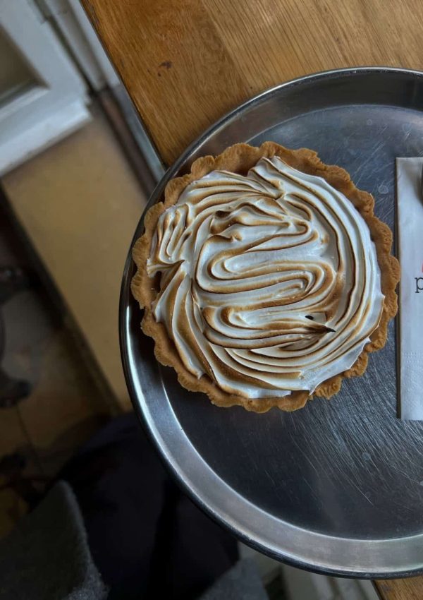 Pera’ya yolunuz düştüyse ya burada oturmuş ya da yeşillikler içinde binasını fotoğraflamış olabi (2)