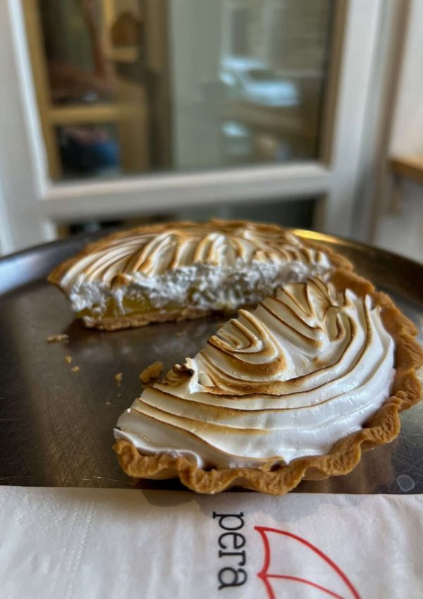 Pera’ya yolunuz düştüyse ya burada oturmuş ya da yeşillikler içinde binasını fotoğraflamış olabi (3)