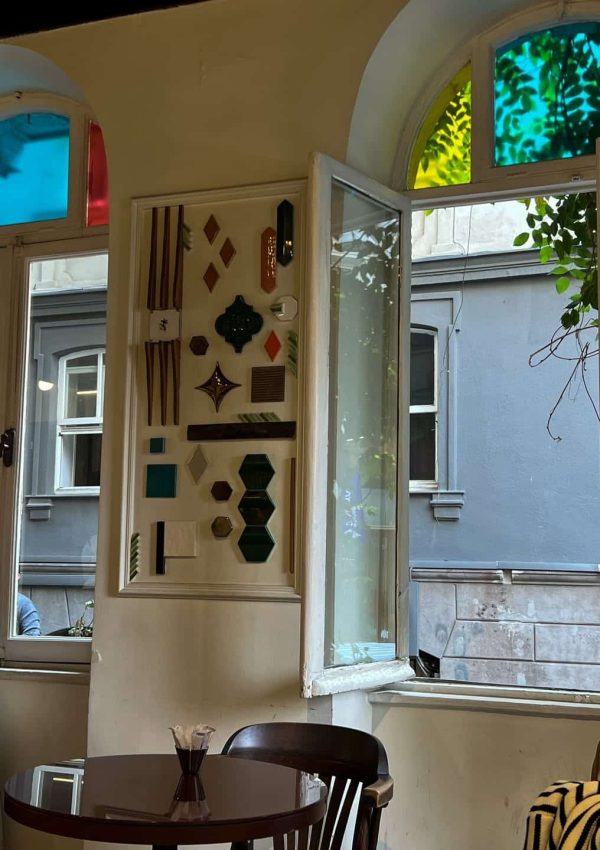 Pera’ya yolunuz düştüyse ya burada oturmuş ya da yeşillikler içinde binasını fotoğraflamış olabi (5)