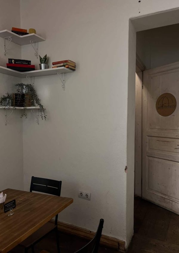 Pera’ya yolunuz düştüyse ya burada oturmuş ya da yeşillikler içinde binasını fotoğraflamış olabi (6)