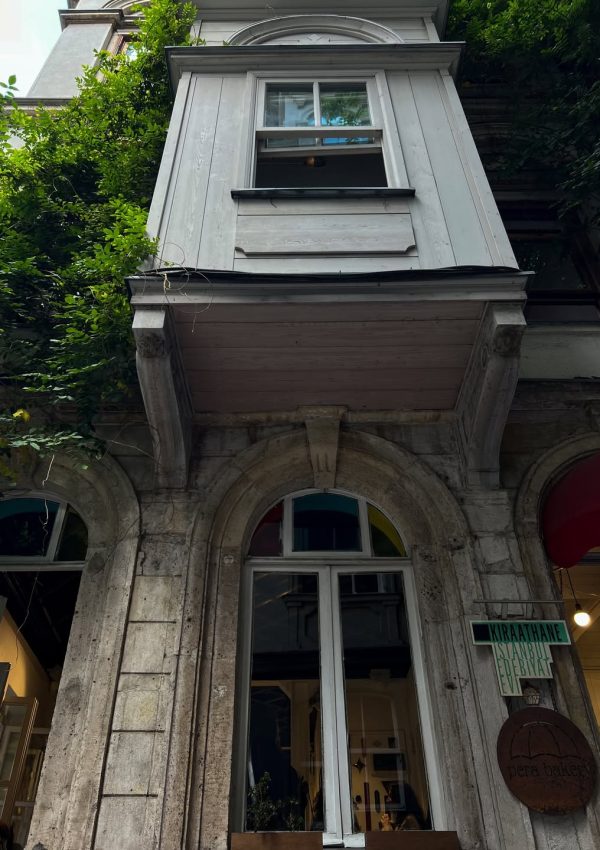 Pera’ya yolunuz düştüyse ya burada oturmuş ya da yeşillikler içinde binasını fotoğraflamış olabi (9)