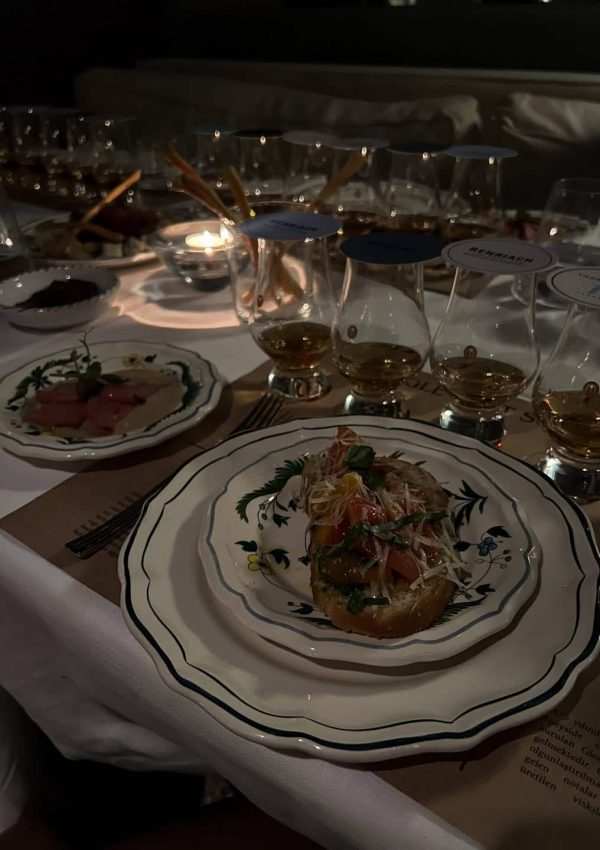 Şık bi ambiyansta lezzetli bi akşam geçirmek için önerebileceğim mekanlar arasına ekledim Zeffir